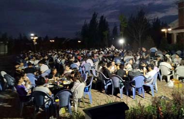 夜幕降臨，燒烤大趴開始！